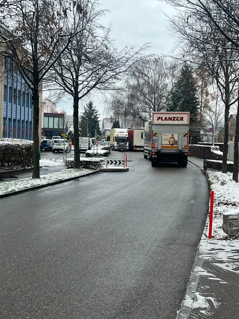 Da die Trapeze zu nahe beieinander waren, kam es zu brenzligen Szenen. Man sieht einen Lastwagen auf einer Strasse mit einem Trapez.